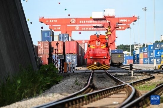 6月26日，“韓國(guó)-連云港-中亞”國(guó)際多式聯(lián)運(yùn)班列從中哈連云港物流合作基地出發(fā)，駛往哈薩克斯坦、烏茲別克斯坦。班列運(yùn)載的55個(gè)大柜此前于6月13日從韓國(guó)境內(nèi)發(fā)出，經(jīng)釜山港海運(yùn)抵達(dá)連云港后轉(zhuǎn)由鐵路運(yùn)輸。新華社記者 季春鵬 攝