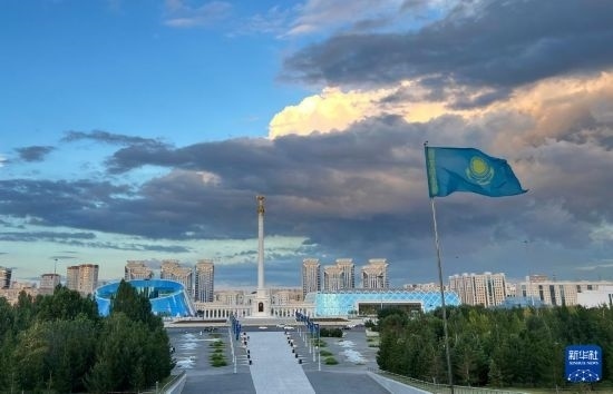 這是7月2日拍攝的哈薩克斯坦首都阿斯塔納獨立廣場。新華社記者 岳月偉 攝
