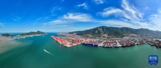 6月26日，貨輪?？吭谶B云港港集裝箱碼頭（無(wú)人機(jī)照片）。新華社記者 季春鵬 攝