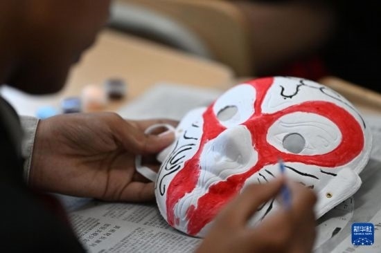 7月3日，外國學生在繪制京劇臉譜。新華社記者 李然 攝