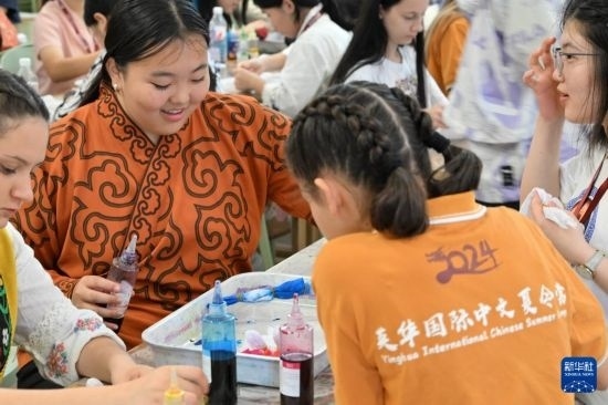 7月3日，外國學生在了解中國的染布技術。新華社記者 李然 攝