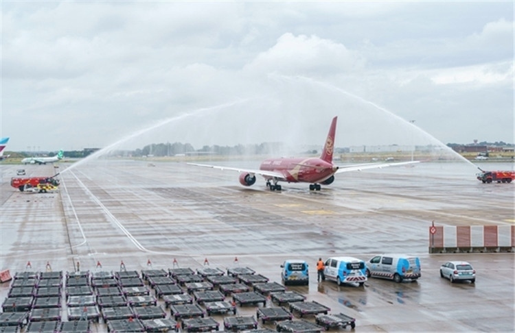 圖為布魯塞爾-上海返程航班出發(fā)前，布魯塞爾機場方面為返程航班舉行水門儀式。吉祥航空供圖