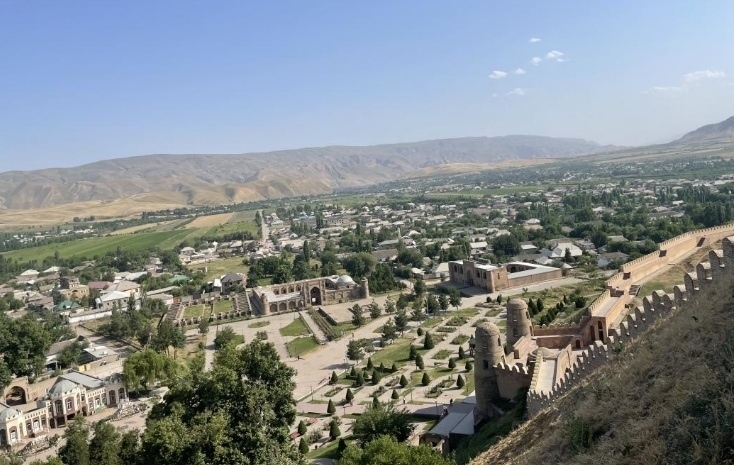 位于塔吉克斯坦杜尚別西北的吉薩爾古城，有著3000多年歷史。有研究認(rèn)為，張騫出使大宛回程途中曾經(jīng)過此地。圖為從吉薩爾古城城墻俯瞰城門與市鎮(zhèn)。本報(bào)記者 曲頌 攝