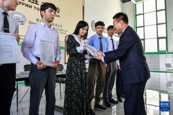 7月3日，在塔吉克斯坦首都杜尚別，天津城市建設管理職業(yè)技術(shù)學院的負責人為魯班工坊赴華留學生頒發(fā)錄取通知書。新華社記者 曹陽 攝