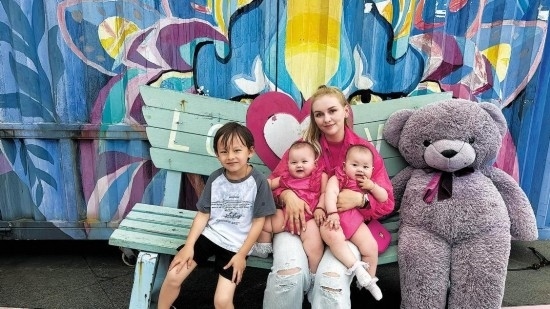 娜塔利亞·莫伊塞耶娃和三個孩子在江蘇宜興。