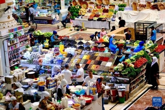 這是6月13日在塔吉克斯坦首都杜尚別拍攝的大巴扎內(nèi)景。新華社記者 鄭開君 攝