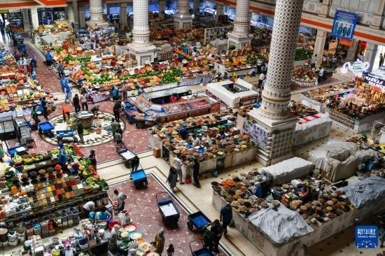 這是6月27日在塔吉克斯坦首都杜尚別拍攝的大巴扎內(nèi)景。新華社記者 曹陽(yáng) 攝