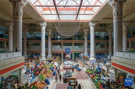 這是7月1日在塔吉克斯坦首都杜尚別拍攝的大巴扎內(nèi)景。新華社記者 周荻瀟 攝