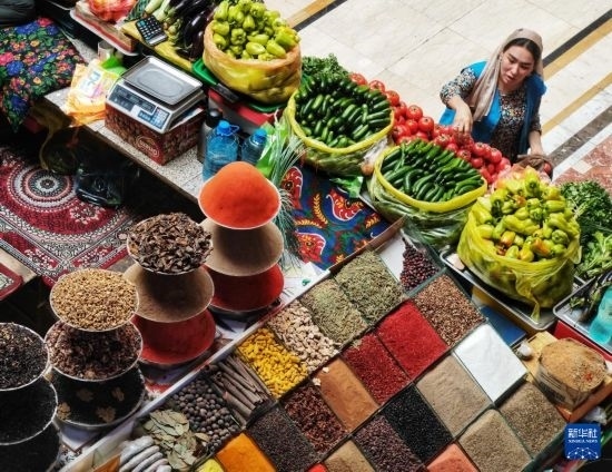 這是7月3日在塔吉克斯坦首都杜尚別拍攝的大巴扎內(nèi)景。新華社記者 燕雁 攝