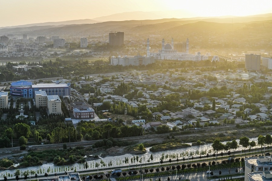 這是2024年6月26日拍攝的塔吉克斯坦首都杜尚別城市風(fēng)光。新華社記者 曹陽 攝