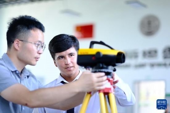 6月14日，在塔吉克斯坦首都杜尚別的魯班工坊，來自天津城市建設管理職業(yè)技術(shù)學院的老師（左）指導學生。新華社記者 鄭開君 攝