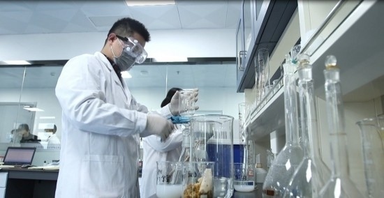 中國(guó)科學(xué)院贛江創(chuàng)新研究院科研人員在做實(shí)驗(yàn)。