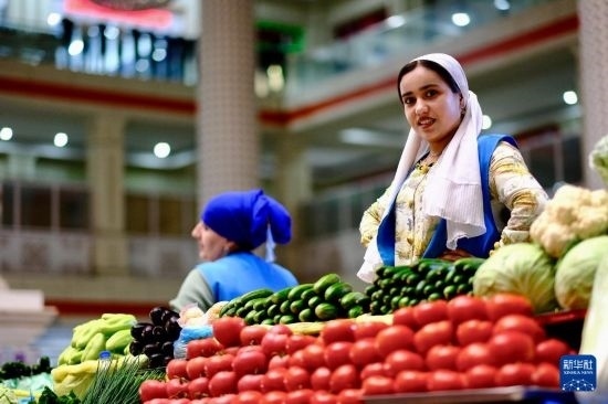 這是6月13日在塔吉克斯坦首都杜尚別大巴扎內(nèi)拍攝的營(yíng)業(yè)者。新華社記者 鄭開君 攝