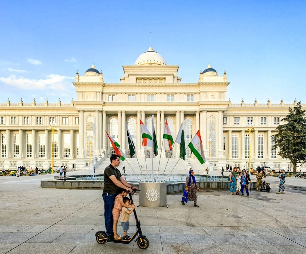 2024年7月1日，人們在塔吉克斯坦議會(huì)大樓前的廣場上休閑。