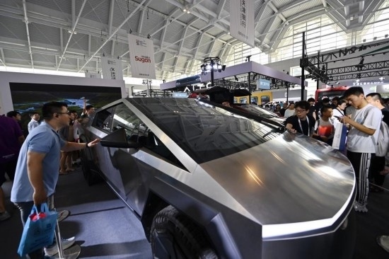 在天津舉行的2024世界智能產(chǎn)業(yè)博覽會(huì)上，觀眾在特斯拉展臺(tái)參觀（6月22日攝）。新華社記者 李然 攝