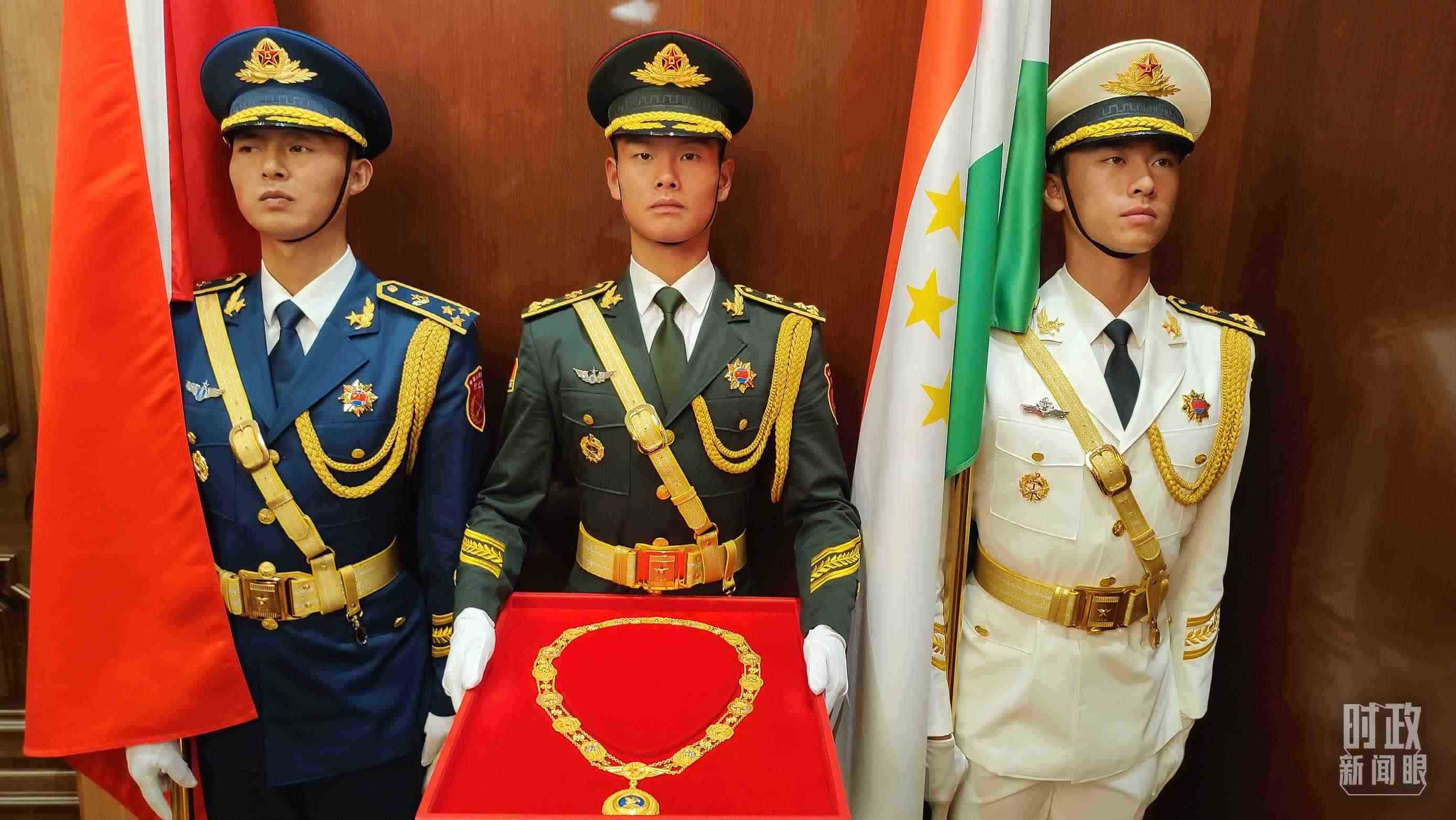 △中方儀仗兵護送“友誼勛章”入場。（總臺央視記者薛冠南拍攝）