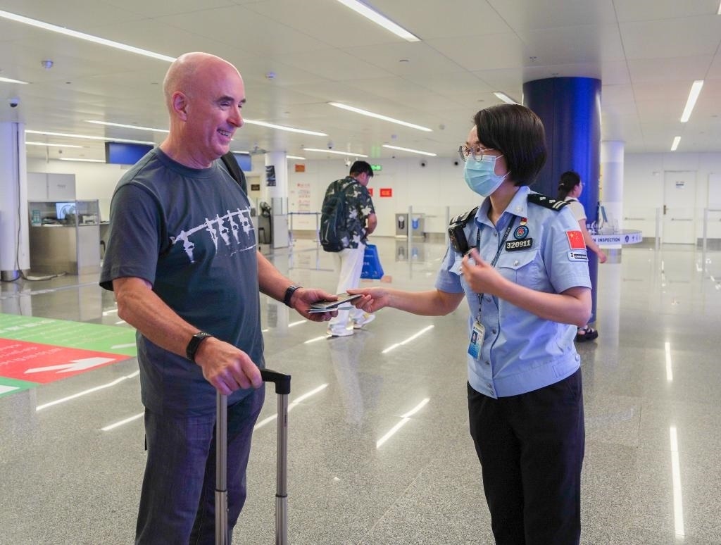  7月2日，南寧邊檢站移民管理警察引導(dǎo)外籍旅客有序通關(guān)。（南寧邊檢站供圖）