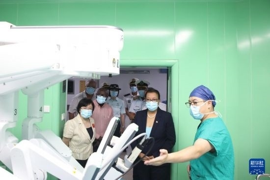 7月5日，塞舌爾衛(wèi)生部長維多在中國海軍“和平方舟”號(hào)醫(yī)院船上參觀。新華社發(fā)（劉志磊 攝）