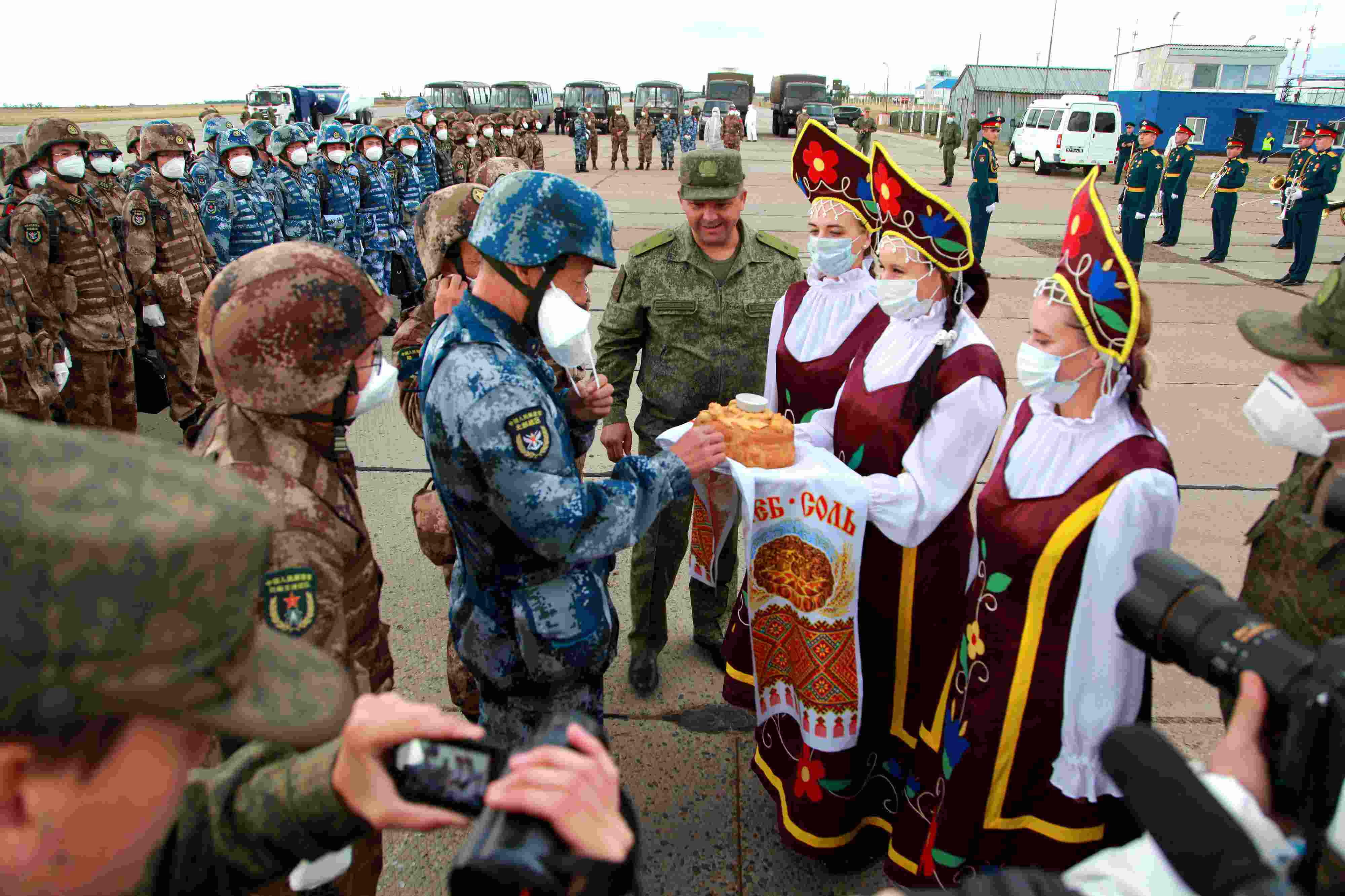 當(dāng)?shù)貢r間2021年9月10日，跨境參加“和平使命-2021”上海合作組織成員國聯(lián)合反恐軍演的中方部隊導(dǎo)演部抵達(dá)俄羅斯奧倫堡“東古茲”靶場演習(xí)地域。圖為俄方人員為中方人員舉行歡迎儀式。