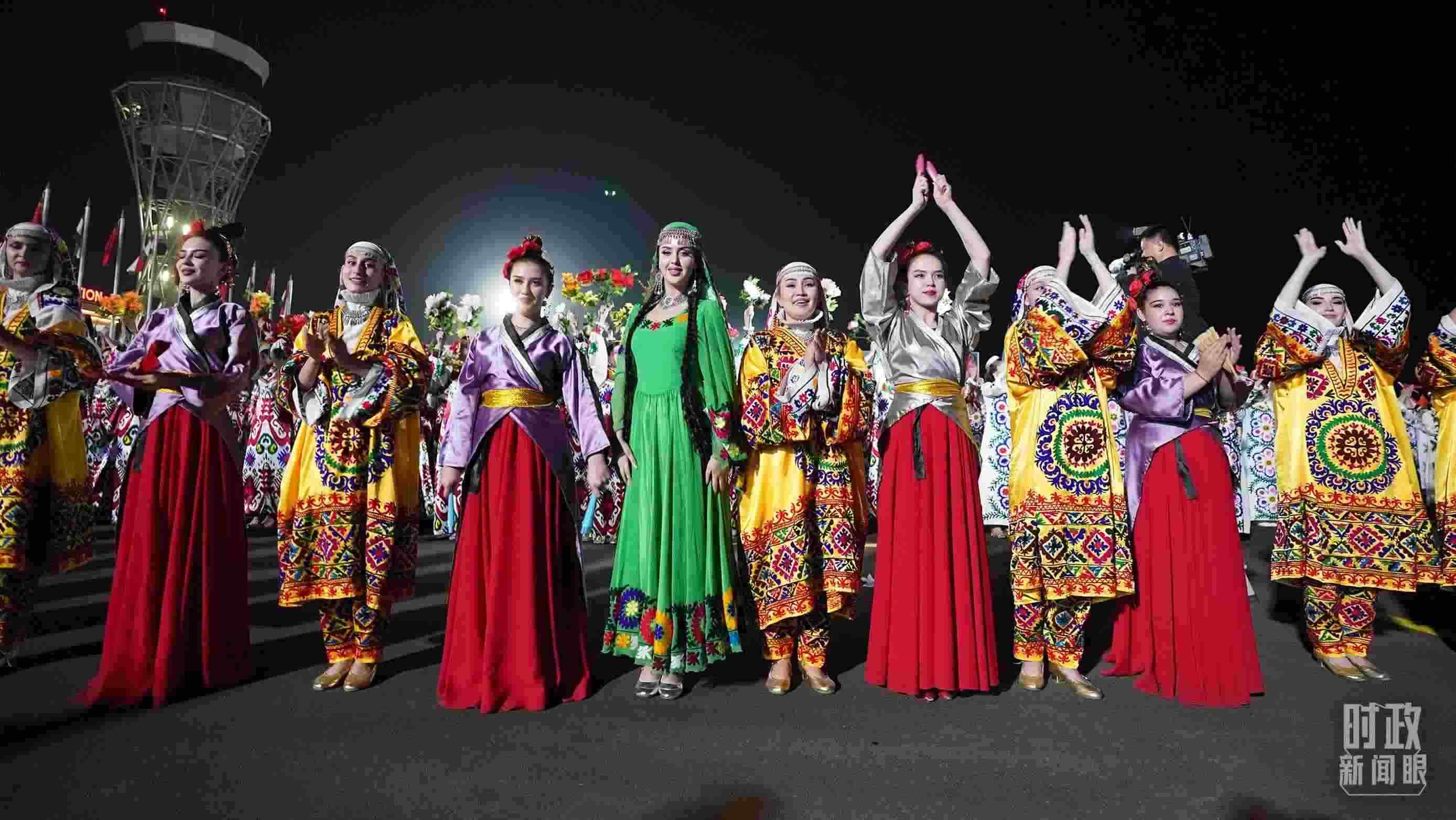 △迎賓儀式上身著民族盛裝的塔吉克斯坦青年。（總臺記者李晉拍攝）