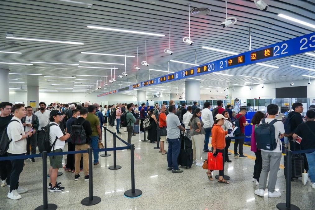 7月4日，白云邊檢站旅客通關(guān)現(xiàn)場。（白云邊檢站供圖）