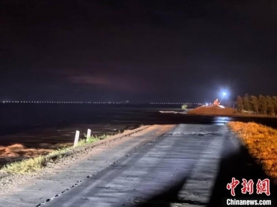  7月6日凌晨，湖南岳陽(yáng)華容縣團(tuán)洲垸洞庭湖一線堤防決口現(xiàn)場(chǎng)。中新社記者 白祖偕 攝