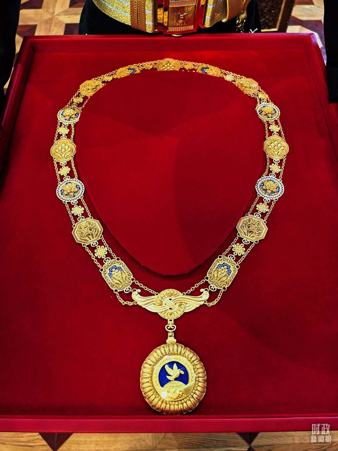 △中華人民共和國“友誼勛章”。（總臺央視記者范學(xué)禹拍攝）