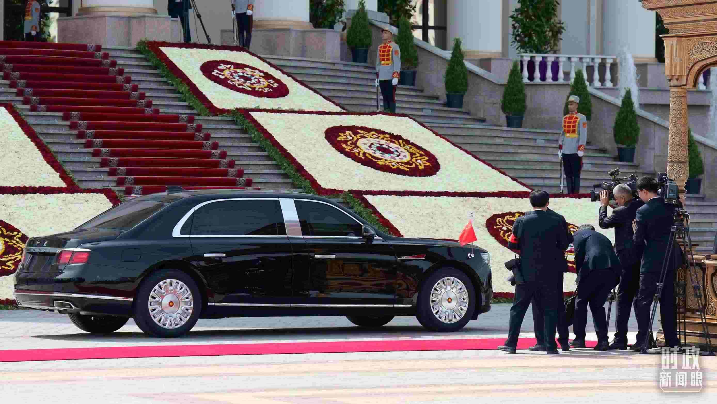 △習(xí)主席乘坐的紅旗車抵達塔總統(tǒng)府。（總臺記者李晉拍攝）