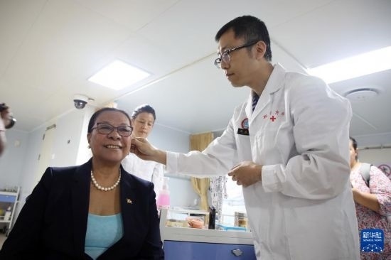 7月5日，塞舌爾衛(wèi)生部長維多在中國海軍“和平方舟”號(hào)醫(yī)院船上體驗(yàn)中醫(yī)。新華社發(fā)（劉志磊 攝）