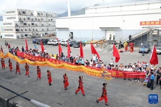 這是7月5日在塞舌爾維多利亞新港碼頭拍攝的歡迎儀式。新華社發(fā)（劉志磊 攝）
