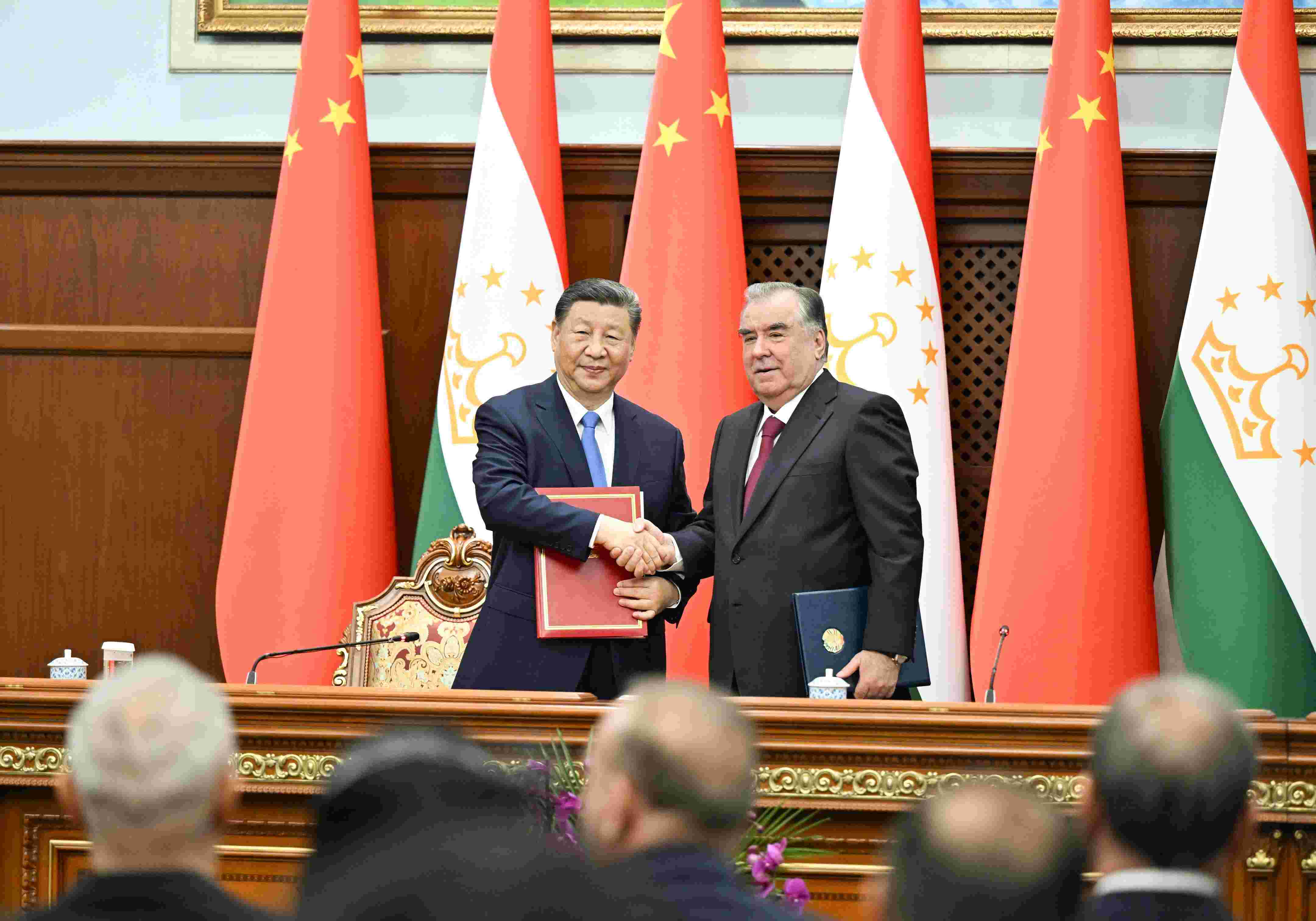 當(dāng)?shù)貢r(shí)間2024年7月5日下午，習(xí)近平主席同塔吉克斯坦總統(tǒng)拉赫蒙在杜尚別總統(tǒng)府舉行會(huì)談。會(huì)談后，兩國(guó)元首共同簽署《中華人民共和國(guó)和塔吉克斯坦共和國(guó)關(guān)于發(fā)展新時(shí)代全面戰(zhàn)略合作伙伴關(guān)系的聯(lián)合聲明》。