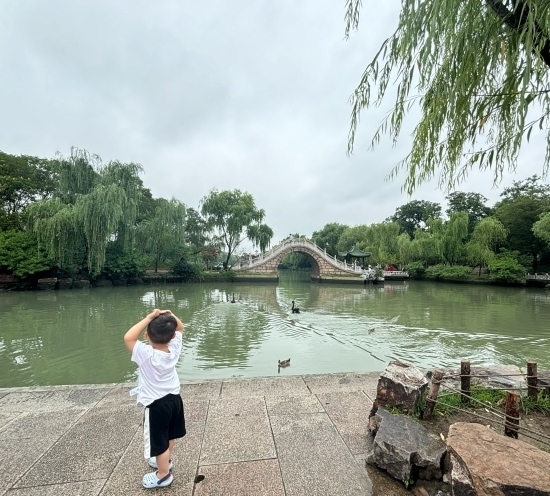 一位小朋友在二十四橋旁拍照。人民網(wǎng)記者 金慧慧攝