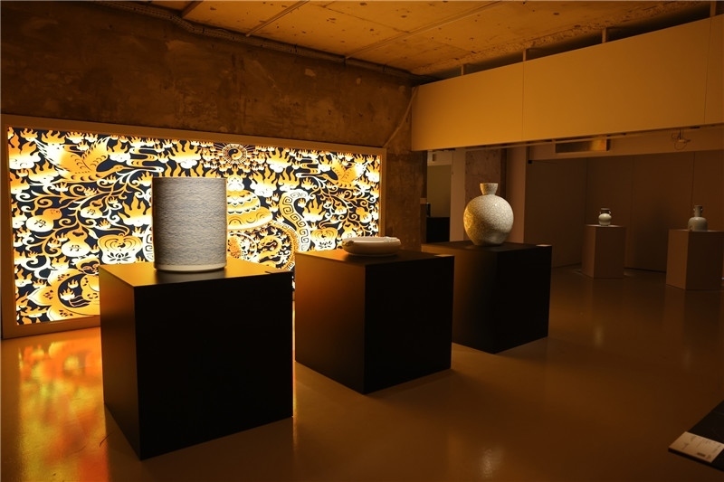 《新生萬(wàn)物-中國(guó)非遺與當(dāng)代設(shè)計(jì)展》展廳。陽(yáng)光媒體集團(tuán)供圖