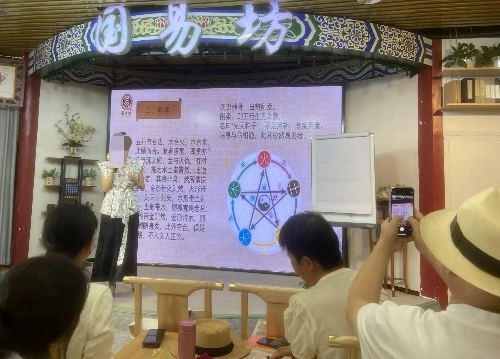 葉姓講師為學(xué)員講“相”。人民網(wǎng) 劉文邦攝