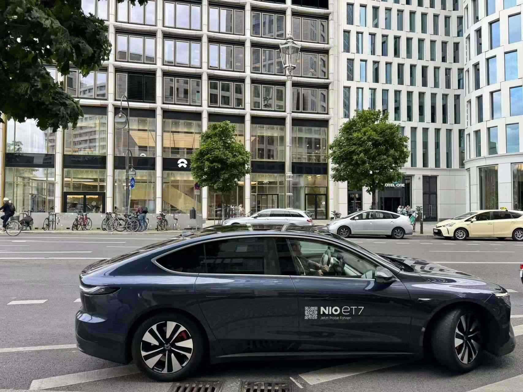 消費者在蔚來柏林智能駕駛中心前試駕電動汽車。 人民網(wǎng)記者 李強攝