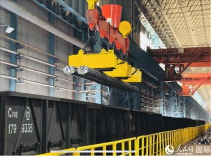 通鋼產(chǎn)品正在裝車(chē)。人民網(wǎng) 謝瑩攝