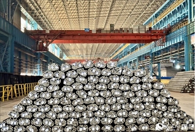 廠房?jī)?nèi)待運(yùn)輸?shù)耐ㄤ摦a(chǎn)品。人民網(wǎng) 謝瑩攝