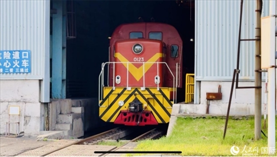 通鋼產(chǎn)品通過(guò)鐵路運(yùn)輸出場(chǎng)。人民網(wǎng) 謝瑩攝