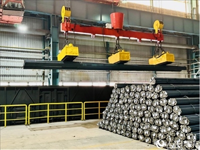 通鋼產(chǎn)品正在裝車(chē)。人民網(wǎng) 謝瑩攝