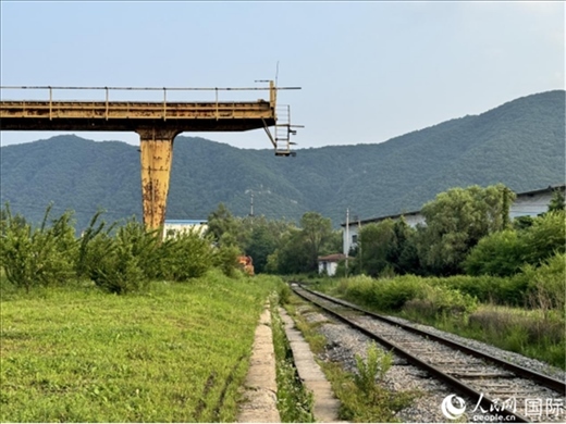 通鋼產(chǎn)品通過(guò)鐵路運(yùn)輸出場(chǎng)。人民網(wǎng) 謝瑩攝