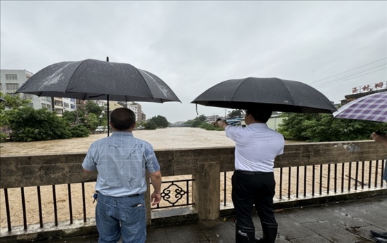 工作組在防汛一線開展工作。受訪者供圖