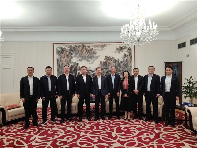 中國駐瑞典大使崔愛民（左五）會見中國中鐵股份有限公司總裁陳文健一行并合影。中國駐瑞典大使館供圖