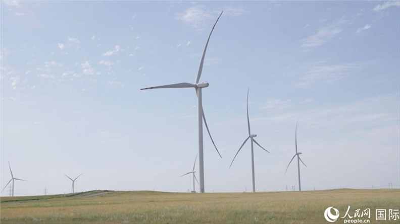 阿克莫拉州風(fēng)電項目群風(fēng)機。 人民網(wǎng)記者 葛泰佚攝