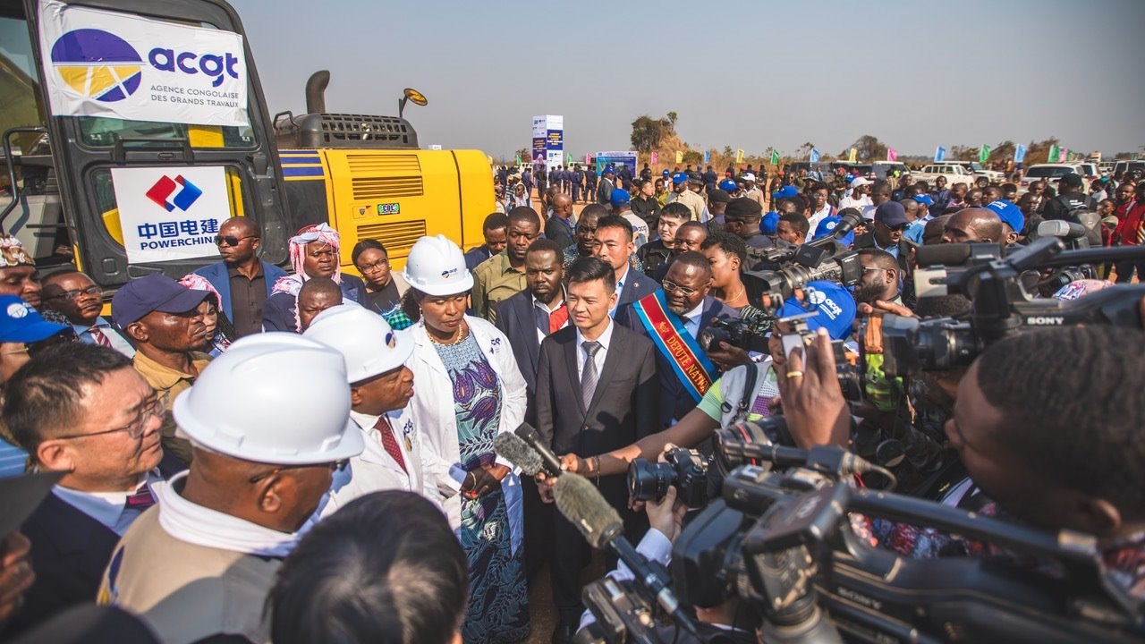 剛果（金）當(dāng)?shù)孛襟w采訪出席開工儀式的有關(guān)負(fù)責(zé)人。中鐵資源集團(tuán)供圖
