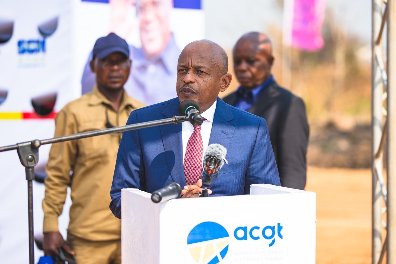 剛果（金）國務(wù)部長兼基礎(chǔ)設(shè)施和公共工程部長穆武尼在開工儀式上致辭。中鐵資源集團(tuán)供圖