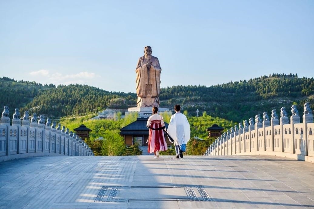 游客漫步尼山圣境領(lǐng)略古脈綿長(zhǎng)。人民網(wǎng) 喬姝攝