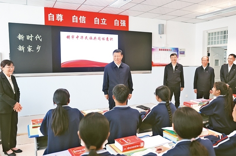 2024年6月18日至19日，中共中央總書記、國家主席、中央軍委主席習(xí)近平在青?？疾?。這是18日下午，習(xí)近平在果洛西寧民族中學(xué)高一（1）班觀摩“新時代、新家鄉(xiāng)”主題思政課。 新華社記者 鞠鵬/攝