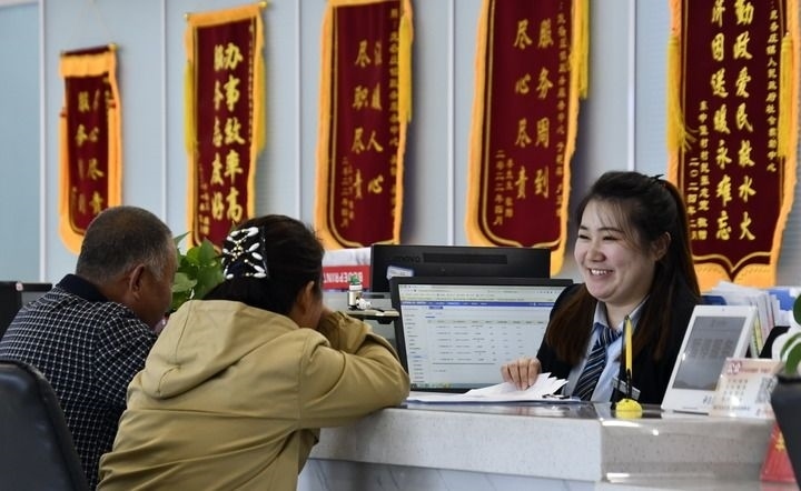 2024年3月25日，北京市大興區(qū)龐各莊鎮(zhèn)政務(wù)服務(wù)中心的工作人員耐心為群眾解答問(wèn)題。大興區(qū)龐各莊鎮(zhèn)政務(wù)服務(wù)中心用“最多跑一次”的工作理念為企業(yè)和群眾提供了便利化、精準(zhǔn)化、個(gè)性化的衍生服務(wù)。新華社記者 李欣 攝