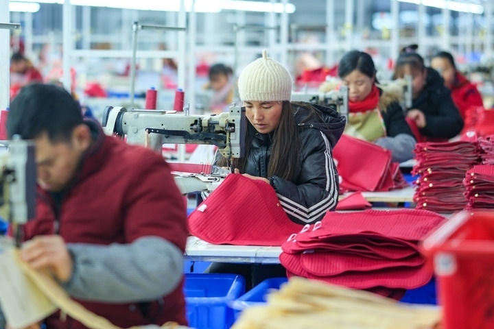 2024年1月18日，社區(qū)居民在紅安社區(qū)的鄉(xiāng)村振興就業(yè)車間工作。紅安社區(qū)是由易地搬遷安置區(qū)單獨(dú)成立的新社區(qū)，位于湖南省湘西土家族苗族自治州鳳凰縣禾庫(kù)鎮(zhèn)。新華社記者 張鋮 攝