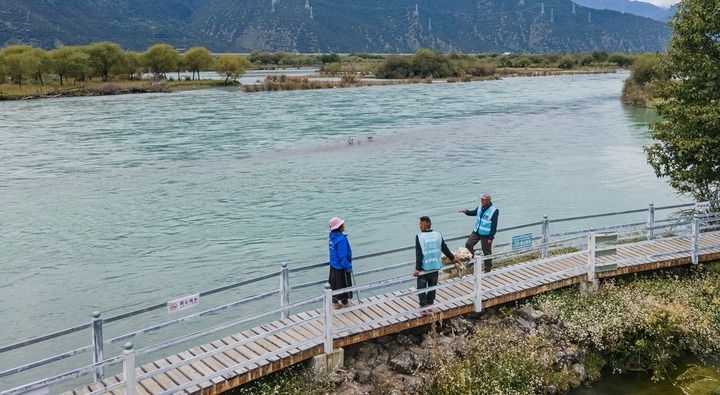 西藏雅尼國(guó)家濕地公園管護(hù)員在巡護(hù)途中小憩（無(wú)人機(jī)照片，2023年9月8日攝）。新華社記者 丁增尼達(dá) 攝